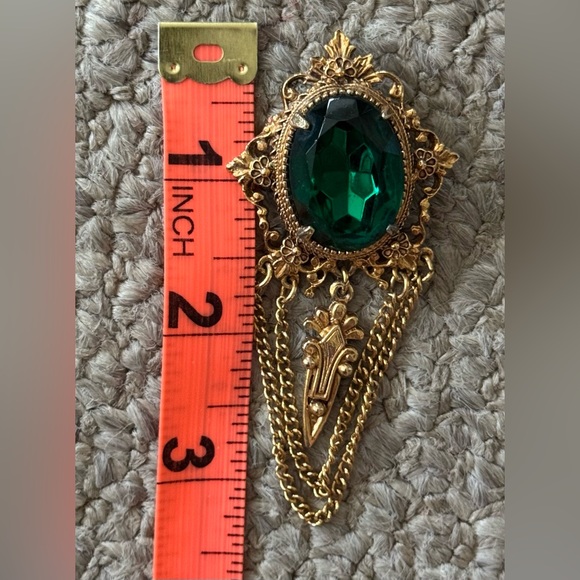 💚 Vintage Emerald Green Gold Tone Brooch - Picture 10 of 10